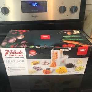 7 blade, 8 cut manual spiralizer